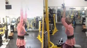 Viral Mbah Pakai Kebaya Olahraga di Gym, Warganet Sampai Melongo Lihatnya