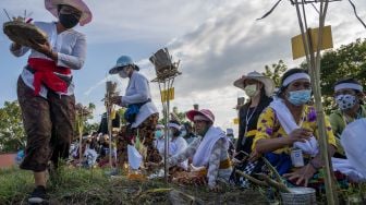 Umat Hindu mengikuti ritual Ngulapin (pembangkitan roh) pada upacara Ngaben Ngerit di Pura Prajapati, Palu, Sulawesi Tengah, Kamis (7/10/2021).[ANTARA FOTO/Basri Marzuki]