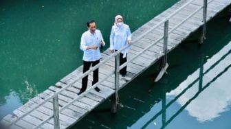 Presiden Jokowi dan Ibu Negara Iriana Pamer Kemesraan di Tengah Hutan Mangrove Bali