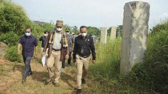 Ketua majelis hakim Tipikor dalam sidang kasus dugaan korupsi Masjid Sriwijaya Sahlan Effendi (tengah) memimpin peninjauan lokasi pembangunan Masjid Sriwijaya di Palembang, Sumsel, Jumat (8/10/2021). [ANTARA FOTO/Feny Selly]