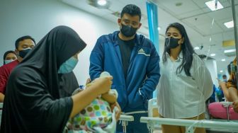 Bobby Nasution Jenguk Bayi Penderita Atresia Bilier, Kahiyang Ayu Sampai Menangis Terharu
