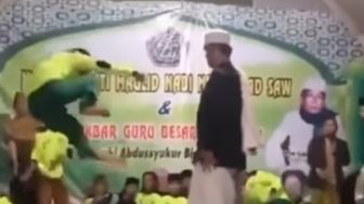 Viral Ustadz Diduga Punya Ilmu Kebal, Para Santri Berjatuhan saat Akan Menyerang