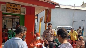 Kapolsek Utbar Monitoring Giat Vaksinasi Lansia di Kelurahan Kejaksan