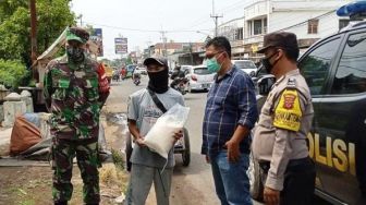 Polsek Gunung Jati Bagi Paket Sembako untuk Warga Kurang Mampu