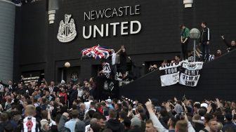 Pendukung Newcastle United melakukan selebrasi di luar stadion klub St James 'Park, Newcastle upon Tyne, Inggris, pada (7/10/2021). [AFP]