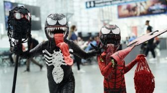 Cosplayer tiba untuk hari pertama New York Comic Con 2021 di Jacob Javits Center, New York, Amerika Serikat, pada (7/10/2021). [TIMOTHY A. CLARY / AFP]