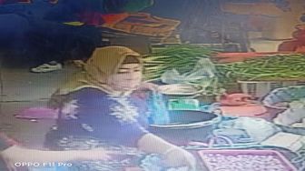 Terekam CCTV, Wanita Berjilbab Curi Duit Pedagang Pasar Pagi Arengka Pekanbaru Rp 7 Juta