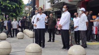 Jalan Kaki ke Malioboro, Jokowi Bagi-bagi BLT untuk PKL dan Warung Kecil