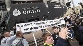 Pendukung Newcastle United melakukan selebrasi di luar stadion klub St James 'Park, Newcastle upon Tyne, Inggris, pada (7/10/2021). [AFP]