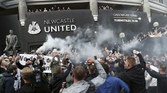 Pendukung Newcastle United melakukan selebrasi di luar stadion klub St James 'Park, Newcastle upon Tyne, Inggris, pada (7/10/2021). [AFP]