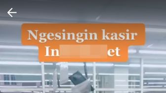 Wanita Nekat Ngisengin Kasir Mini Market, Balasannya Malah Bikin Meleleh