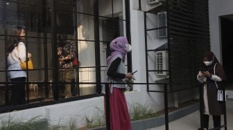 Pengunjung berfoto di Pos Bloc, Jakarta, Sabtu (9/10/2021). [Suara.com/Angga Budhiyanto]