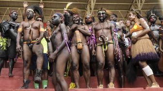 Warga menyaksikan pertandingan tim sepak bola putri Papua melawan tim sepak bola putri Babel pada semifinal Sepak Bola Putri PON Papua di Stadion Katalpal, Kabupaten Merauke, Papua, Sabtu (9/10/2021). [ANTARA FOTO/Galih Pradipta]