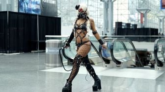 Cosplayer tiba untuk hari pertama New York Comic Con 2021 di Jacob Javits Center, New York, Amerika Serikat, pada (7/10/2021). [TIMOTHY A. CLARY / AFP]