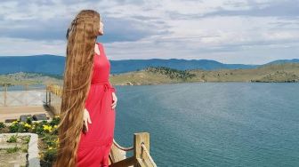 Tak Pernah Potong Rambut Selama 23 Tahun, Wanita Ini Dijuluki Rapunzel dari Rusia