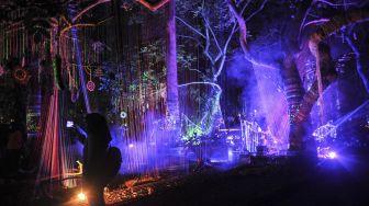 Pengunjung melakukan swafoto saat peresmian Hutan Menyala di Taman Hutan Raya Juanda, Kabupaten Bandung, Jawa Barat, Jumat (8/10/2021). [ANTARA FOTO/Raisan Al Farisi]