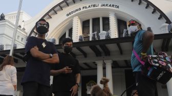 Pengunjung berada di depan Pos Bloc, Jakarta, Sabtu (9/10/2021). [Suara.com/Angga Budhiyanto]