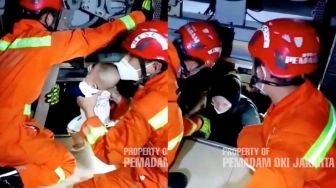 Detik-detik Menegangkan Damkar Evakuasi Korban yang Terjebak di Lift