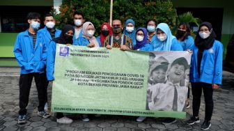KKN di SD Jatimakmur 3, Mahasiswa Sastra Inggris UBSI Edukasi Murid Membuat Masker Darurat