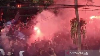 Karena Kecewa, Ratusan Bobotoh Lakukan Aksi Bakar Ban dan Nyalakan Suar di Graha Persib