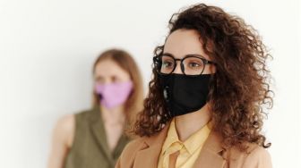 5 Tanda Rekan Kerja Toxic, Awas Ditusuk dari Belakang!