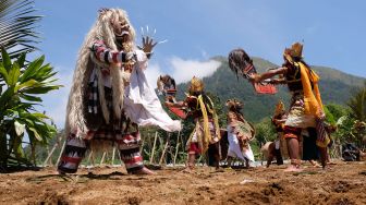Sejumlah penari anggota komunitas lima gunung menampilkan kolaborasi tari Peradaban Desa saat Festival Lima Gunung (FLG) XX sesi lima di tengah perladangan kawasan lereng gunung Andhong Dusun Mantran, Girirejo, Ngablak, Magelang, Jateng, Minggu (10/10/2021). ANTARA FOTO/Anis Efizudin