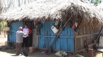 Kisah Perjuangan Susanti Ndapataka Peraih Emas untuk NTT yang Tinggal di Gubuk