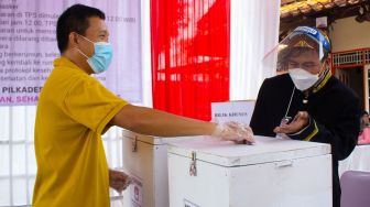 Warga menggunakan hak suaranya di TPS 04 Desa Bojong Kamal, Kabupaten Tangerang, Banten. Minggu 10/10. ( Suara.com/ Hilal Rauda Fiqry) 