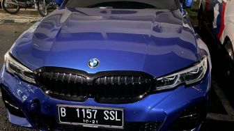 Brakk! Pengemudi BMW Tabrak Polisi di Kebayoran Baru