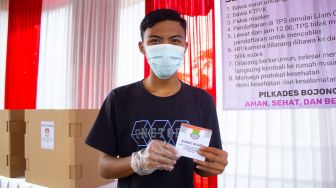 Warga menunjukan surat suara Pilkades setelah mencoblos di TPS 04 Desa Bojong Kamal, Kabupaten Tangerang, Banten. Minggu 10/10.  ( Suara.com/ Hilal Rauda Fiqry) 