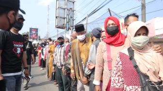 Pedagang Pasar dan Buruh Terdampak Pandemi di Banten Terima Paket Sembako