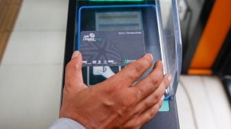 Penumpang menggunakan kartu JakLingko di Halte Tosari, Jakarta Pusat, Minggu (10/10/2021). [Suara.com/Alfian Winanto]