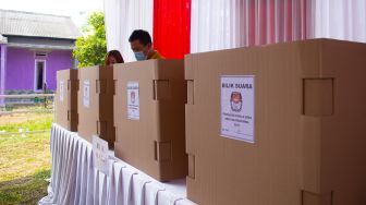 Warga menggunakan hak suaranya di TPS 04 Desa Bojong Kamal, Kabupaten Tangerang, Banten. Minggu 10/10. ( Suara.com/ Hilal Rauda Fiqry) 