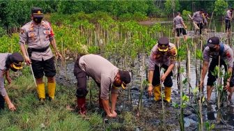 Program Polda Jateng Mageri Segoro Dilengkapi Vaksinasi dan Bagi Sembako