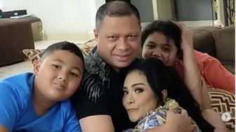 8 Potret Keluarga Krisdayanti yang Raih Penghargaan Family of The Year