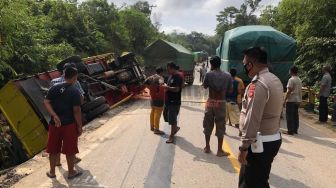 Hindari Sepeda Motor, Sebuah Truk Terbalik di Tikungan Bokak, Sekadau