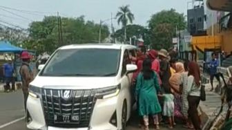 Sosok Misterius Bagikan Sembako di Depan Mall Ramayana Karawang