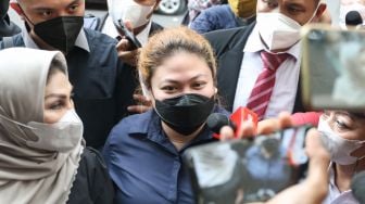 Putri Penyanyi Nia Daniaty, Olivia Nathania saat datang untuk menjalani pemeriksaan di Polda Metro Jaya, Jakarta selatan, Senin (11/10/2021). [Suara.com/Alfian Winanto]