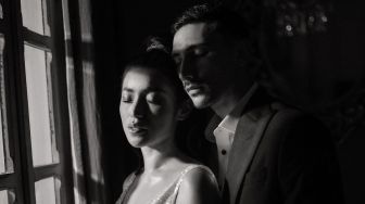 Dalam Warna Hitam Putih, Jessica Iskandar Pamer Foto Ciuman dengan Vincent Verhaag