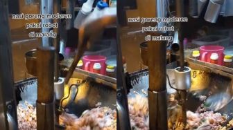 Viral Pedagang di Malang Ini Masak Nasi Goreng Dibantu Robot, Alasannya Bikin Terenyuh