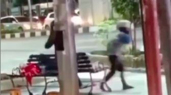 Viral Anak Jalanan di Simpang Charitas Dipukul Ibu-ibu, Warganet Emosi