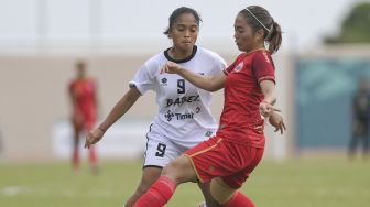 Pesepak bola putri Babel Ade M. Oktafiani (kiri) berebut bola dengan pesepak bola putri DKI Jakarta Anggita Oktafiani (kanan) saat bertanding pada perebutan tempat ketiga Sepak Bola Putri PON Papua di Stadion Katalpal, Kabupaten Merauke, Papua, Senin (11/10/2021). ANTARA FOTO/Galih Pradipta