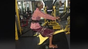 Video Nenek Olahraga di Gym Pakai Kebaya Ini Viral, Warganet: Body Goals!