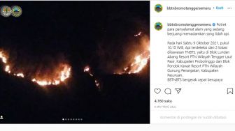 2 Titik Kawasan Gunung Bromo Terbakar, Warganet Doakan Segera Hijau Kembali