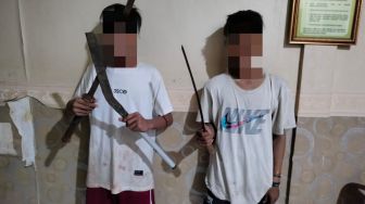 Tenteng Celurit dan Samurai, Tiga Pemuda Diringkus Polisi di Terowongan Kidemang Serang