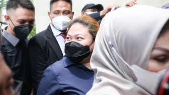 Putri Penyanyi Nia Daniaty, Olivia Nathania saat datang untuk menjalani pemeriksaan di Polda Metro Jaya, Jakarta selatan, Senin (11/10/2021). [Suara.com/Alfian Winanto]