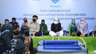 Sambil Lesehan, Menaker Berdialog Bersama Para Pendamping Desa Penerima BSU