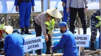 Mantab! Penanaman Sejuta Mangrove Polda Jateng Mageri Segoro Pecahkan Rekor MURI