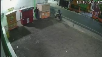 Terekam CCTV, Maling Tabung Gas LPG di Rombong PKL Bikin Warganet Geram