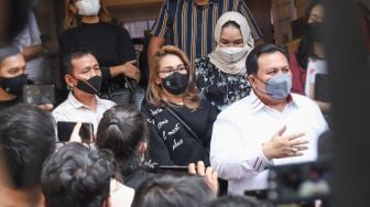 Pedangdut Ayu Ting Ting usai menjalani pemeriksaan di Polda Metro Jaya, Jakarta Selatan, Selasa (12/11/2021). [Suara.com/Alfian Winanto]